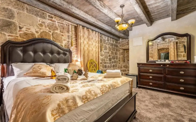 Historic Plaza Varos - Adults Only