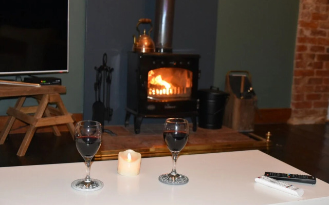 2-bed 18th Century Barn - Sleeps 6 - Pet Friendly
