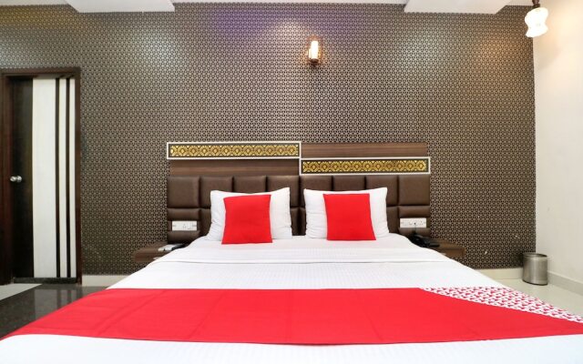 OYO 28122 Hotel C M Plaza