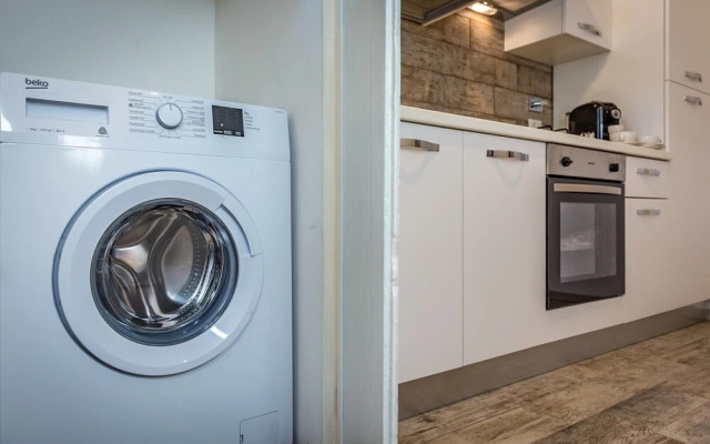 Arno Apartment B by Mmega