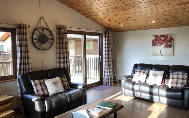 Kingfisher Lodge With Hot Tub Near Cupar, Fife