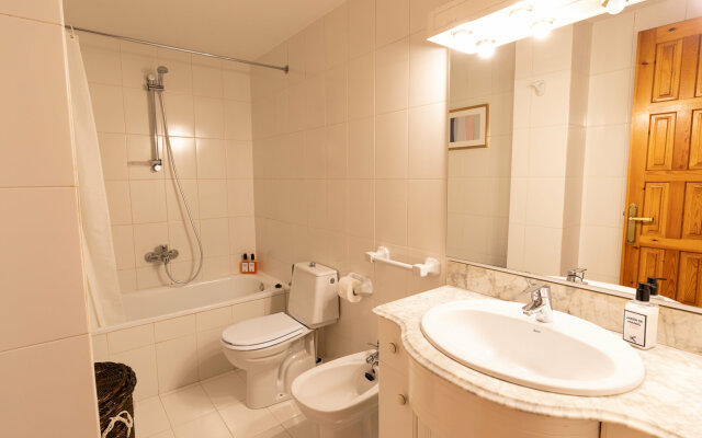 The Finchley Central Escape Spacious 2Bdr With Private Parking Balcony