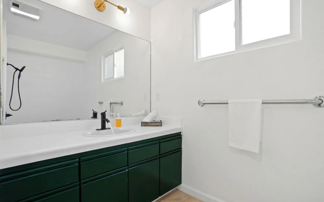 Spacious 5BR Retreat 8 Beds Beach & Golf