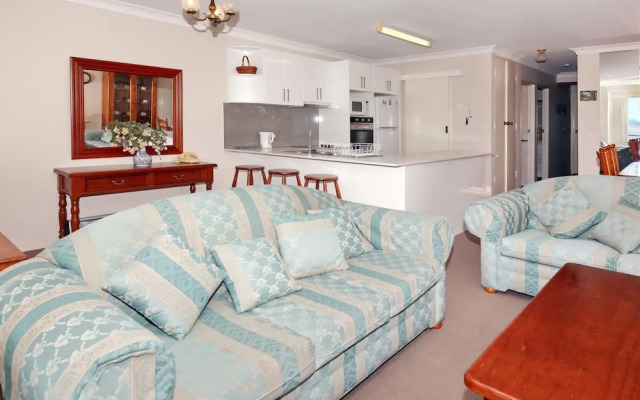 Sunset Towers, Unit 11/25 Donald Street