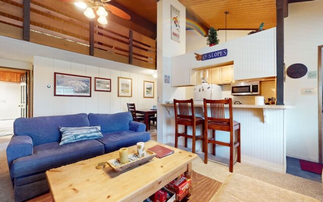 Sierra Manors 75 Cozy and Comfy Condo, On the Shuttle Route by Redawning