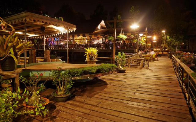 The Country Lake View Hotel