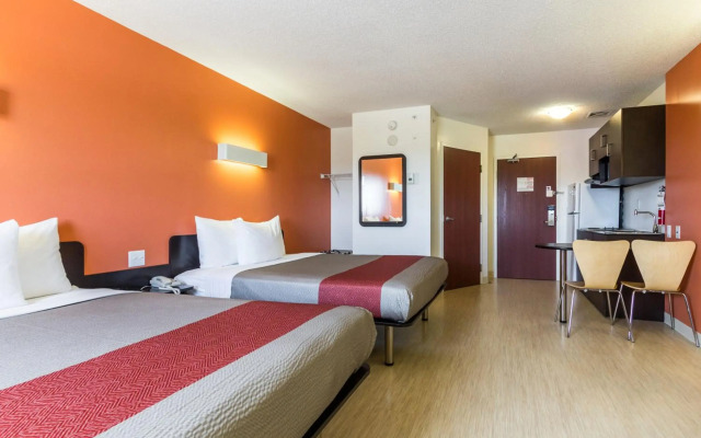 Motel 6 Kingston, ON