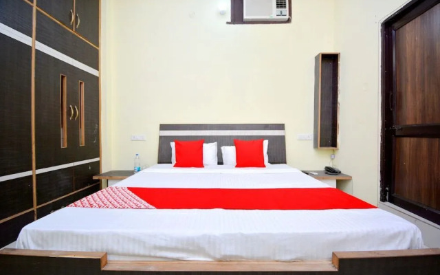 White House By OYO Rooms