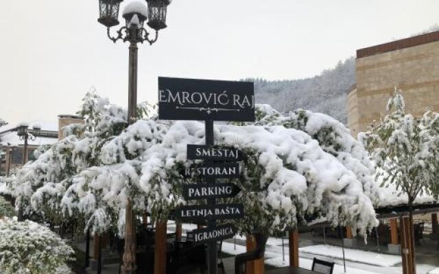 Hotel Emrovic Raj