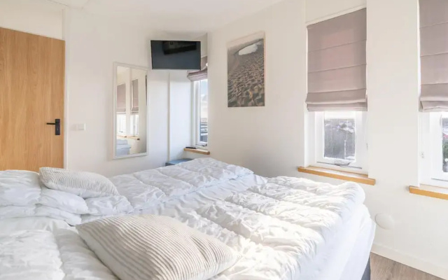 4-person Apartment With Island View