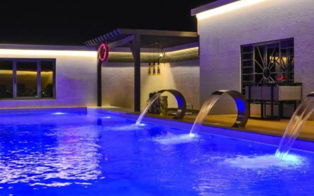 Redwaves Hotel