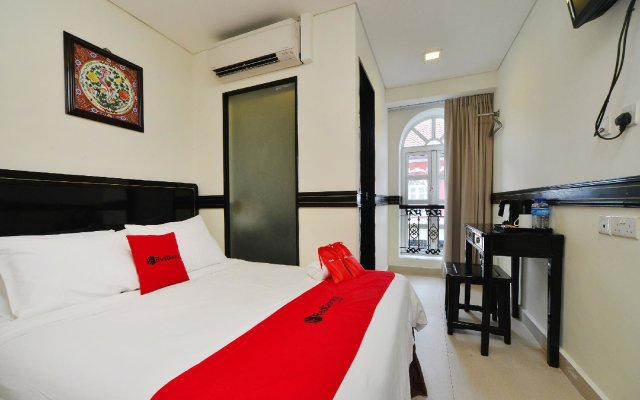 RedDoorz near Marine Parade Central