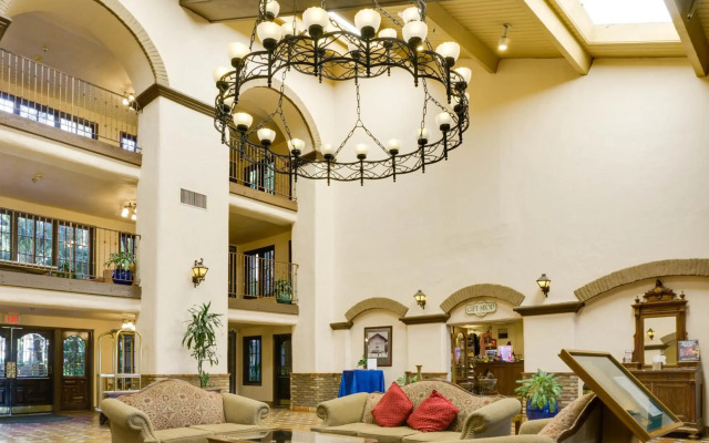 Buena Park Grand Hotel & Suites
