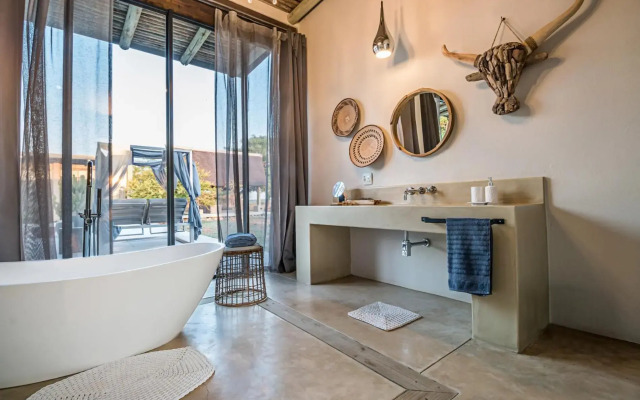 Kruger Sunset Lodge - living with lions