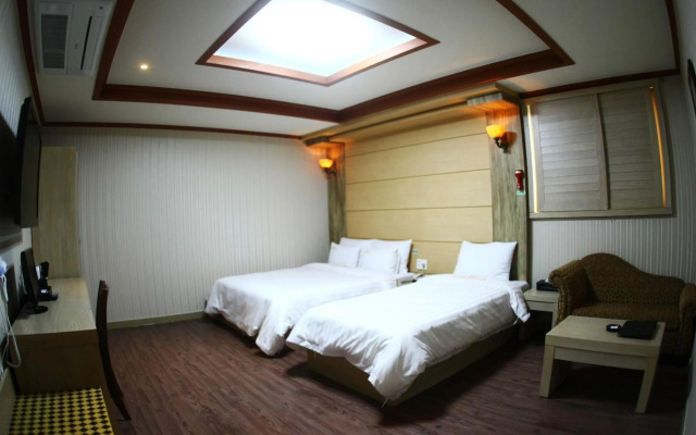 Metropol Tourist Hotel