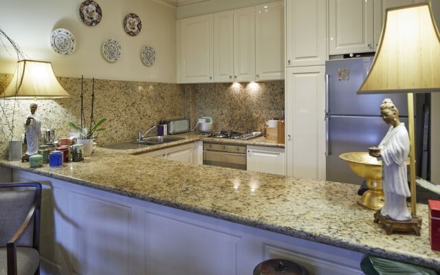 Eclectic 2 Bed & 2 Bath in Armadale with Parking