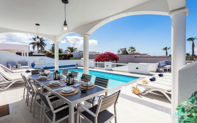 Remarkable 5-bed Villa in Playa Blanca