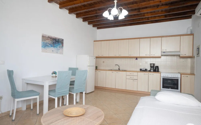 Mykonos Stylish Ivory Apt w Shared Pool