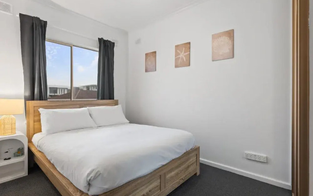 Beachside 2-bed Apartment With Balcony Views