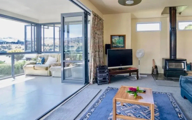 The Bellbird's Nest - Takamatua Holiday Home