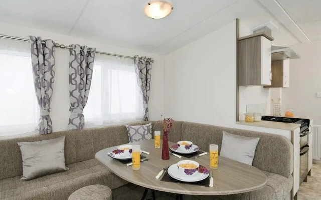Stunning 4-bed Caravan in Mablethorpe Sleeps 10