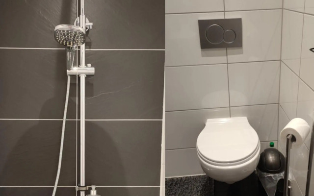 Uni, FH, Gesundheits Campus nähe, Zimmer mit Garten & Terrasse