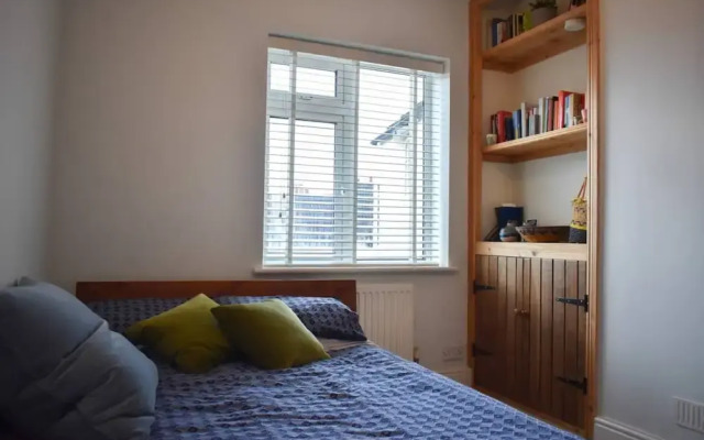 Stylish 2 Bedroom House Next to Brighton Station