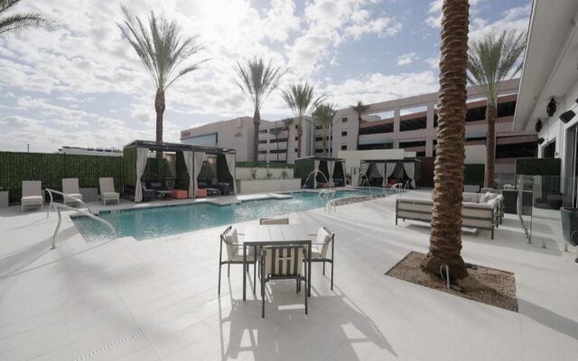 Caesars Republic Scottsdale, a Hilton Hotel