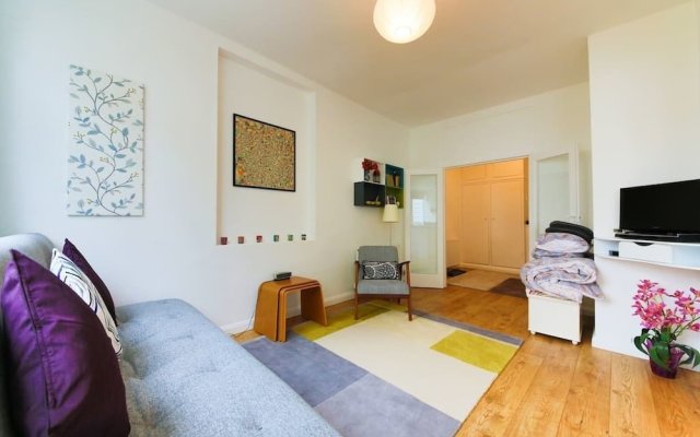Bright and Spacious 1 Bed Flat With Garden