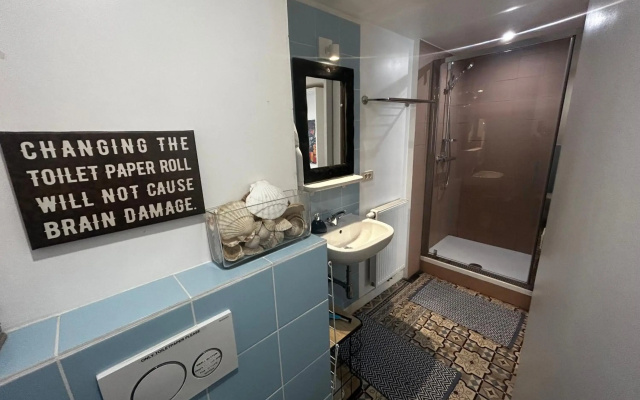 family stay Ostend 300m from beach free public Parking