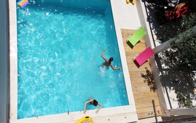 Entire home with a swimming pool for 12 in Marusici
