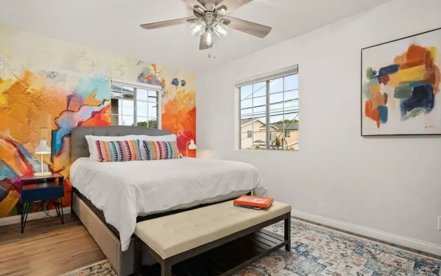 The Avalon - Modern Colorful w Private Parking