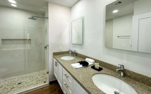 Steps to Sandy Beach Pool Renovated 2BR Condo