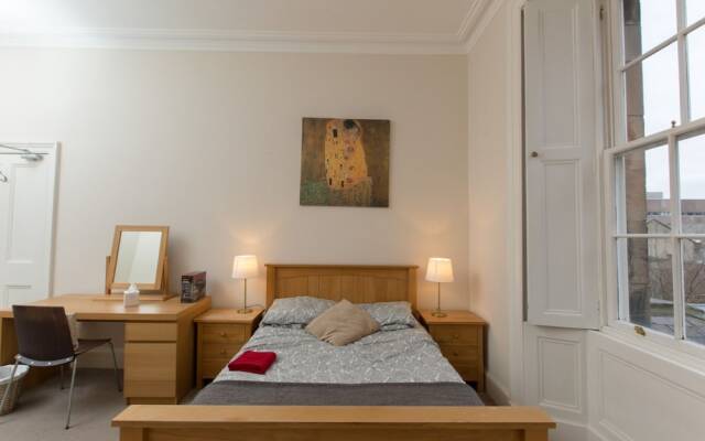 Spacious, Bright 5-br Flat for 10 in Edinburgh