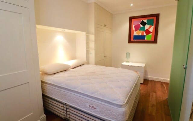 Elegant 2 Bedroom Flat Earl's Court