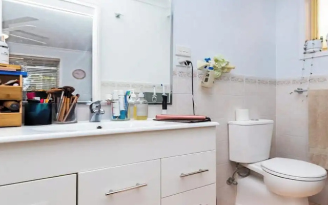 Modern 4BR Muswellbrook Stay – Bathroom – Muswellbrook