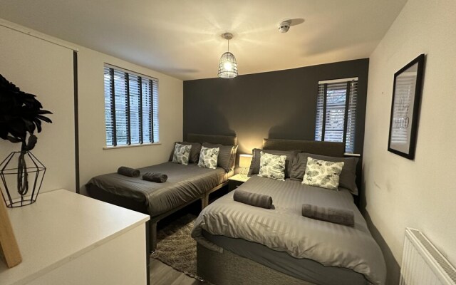 6 Bedroom 5 Shower rm House in Central Nottingham