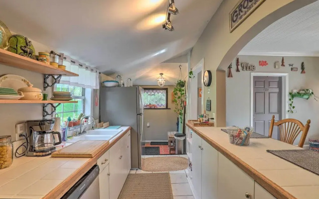 Stylish Woodfin Home w/ Backyard & Fire Pit