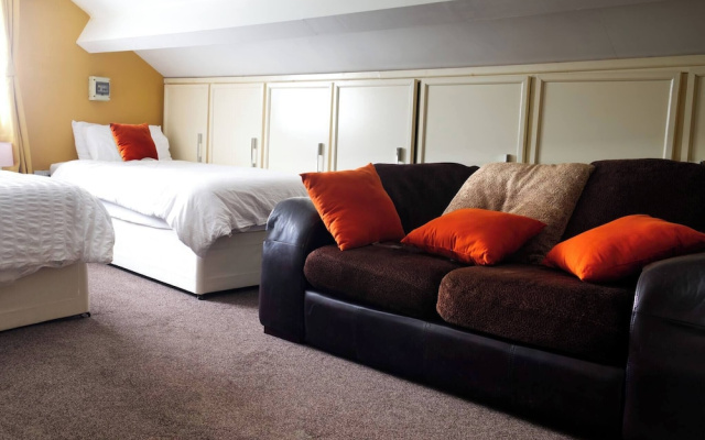 Elegant 5-bedroom Home- Fast Wifi, Free Parking & Netflix