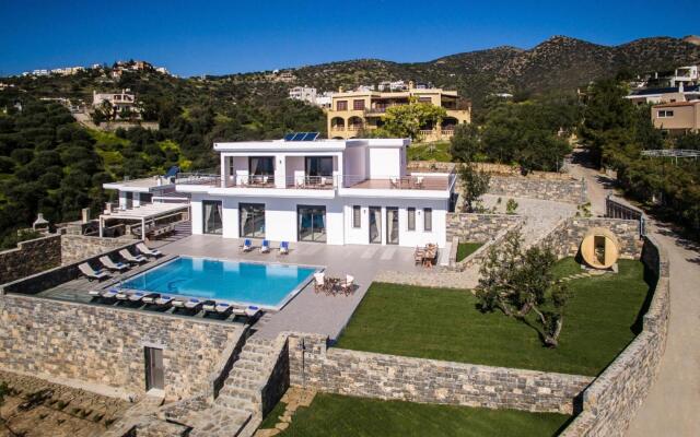 Villa Bellelen With a Heated Pool