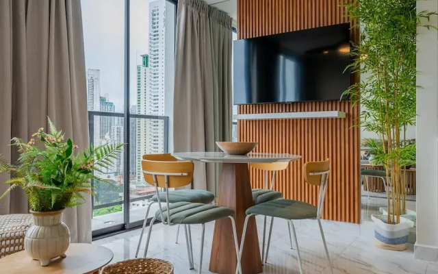 w Majestic 1BR w Beautiful View in Calle 50
