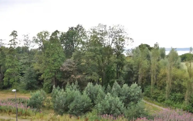 2-bed Seaside Apartment - Sleeps 5 & Free Parking