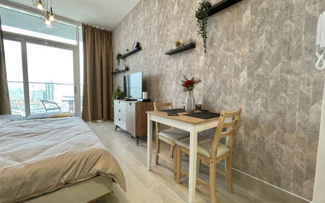 Spacious & Cute Studio with Balcony