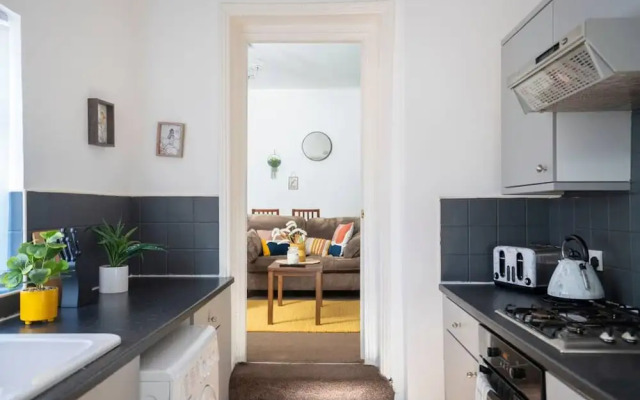 Spacious 3 Bed Flat-free Parking