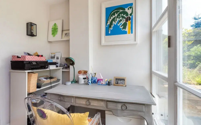 Comforting Clapham Home By The Overground Station