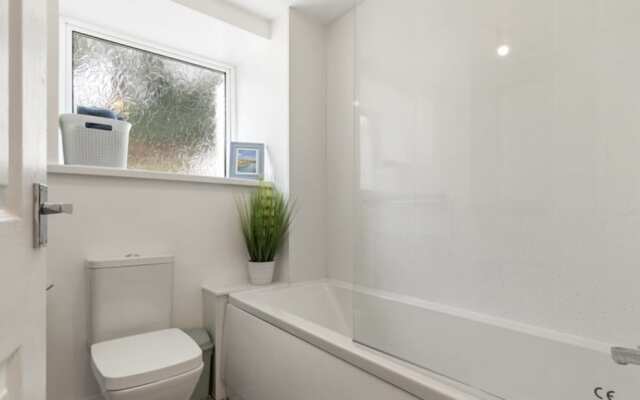 Stunning Renovated & Spacious 2 BR - 100m to Beach