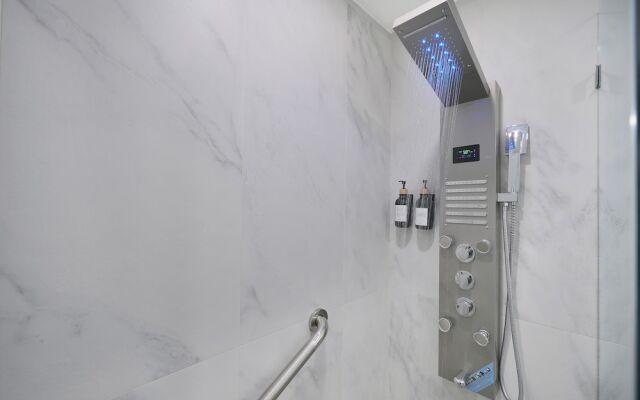 Jungle Getaway Wynwood Massage shower BBQ Patio