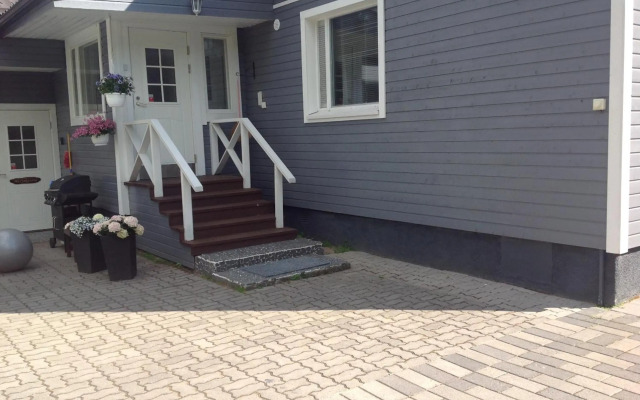 Tilava talo lähellä keskustaa