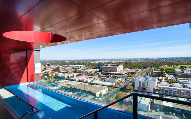 Luxury 2 Bedroom Apartment - Adelaide CBD
