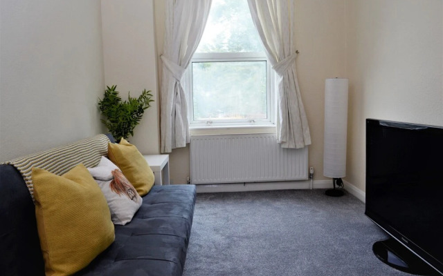 Lovely 2-BR Holiday Flat - Free Parking